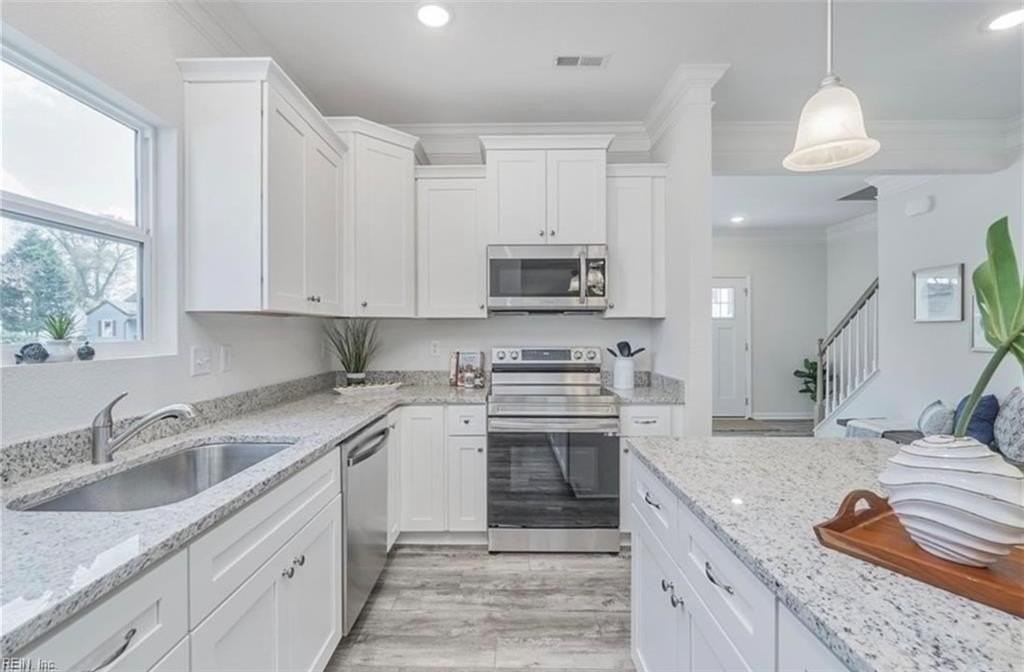 1540 Beekman St - Photo 5 of 13