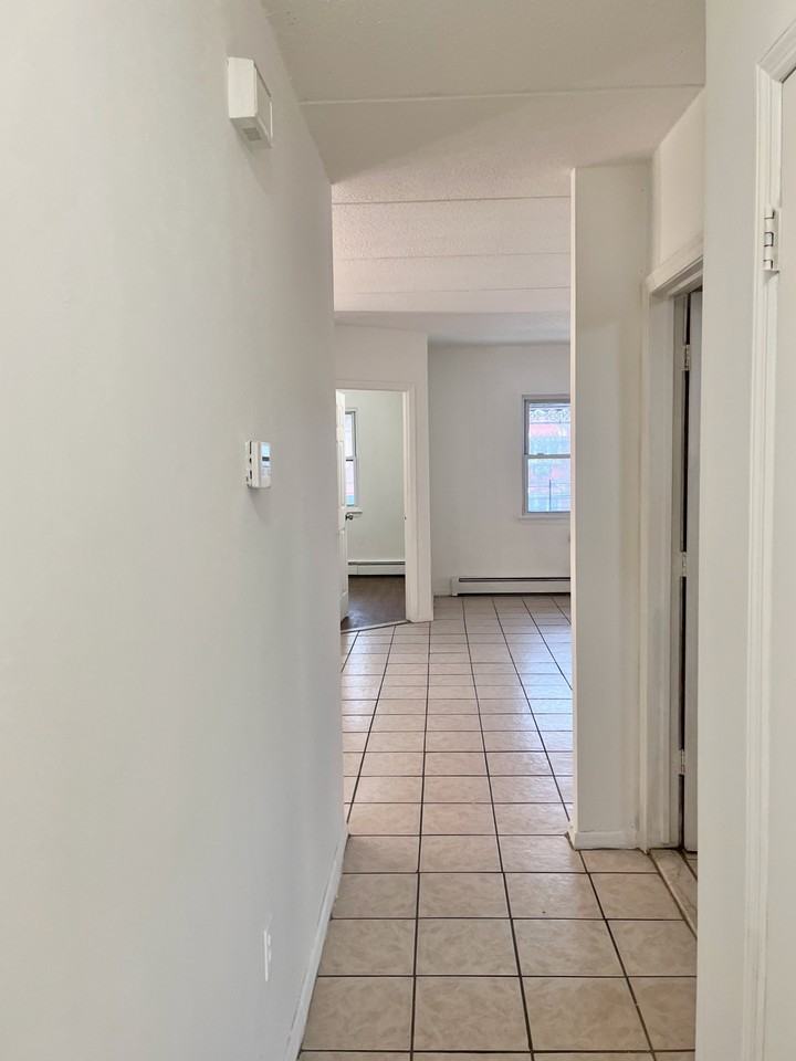 72 Menahan St #2