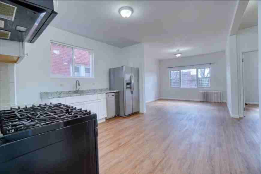 6039 Maspeth Ave - Photo 2 of 10