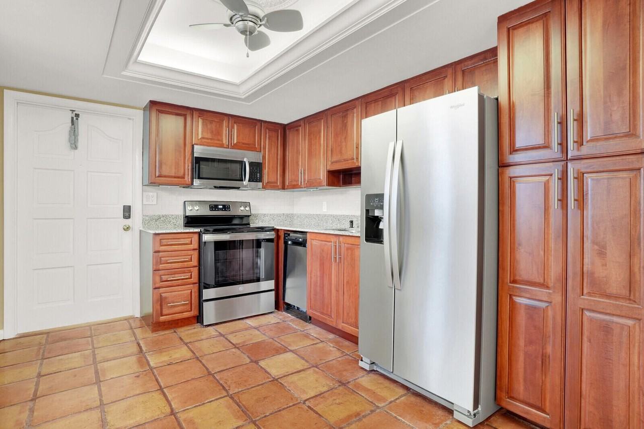 300 Inlet Way Apt 2 - Photo 5 of 25