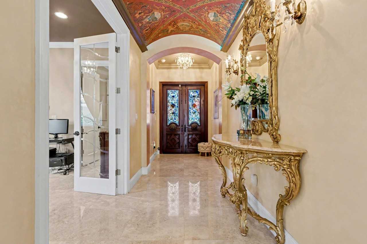 860 Park Dr E - Photo 3 of 50