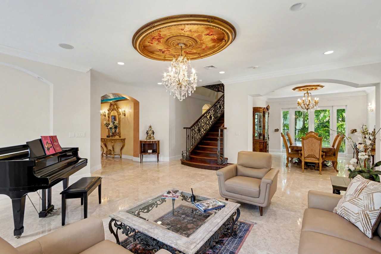 860 Park Dr E - Photo 5 of 50