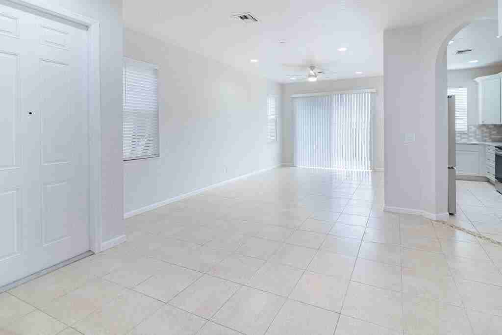 356 Se Bloxham Way - Photo 7 of 50