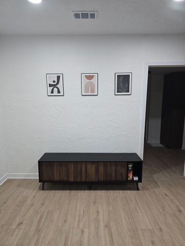 Laura St N - Photo 4 of 17