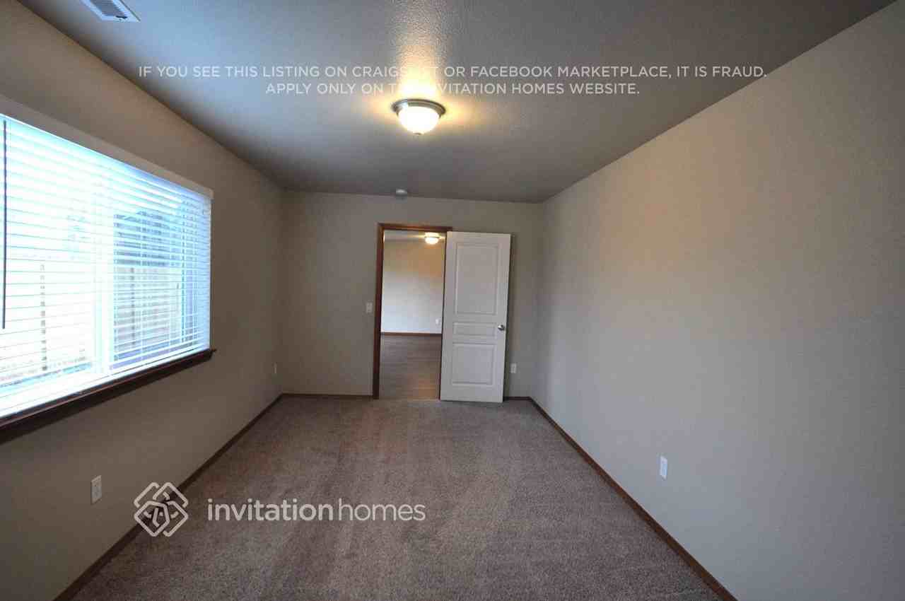 2225 191st Street Ct E - Photo 3 of 6