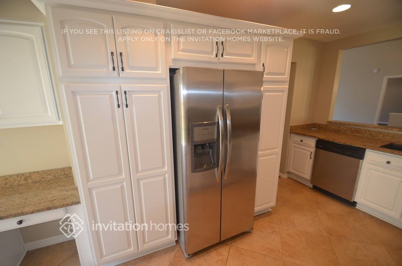 4806 Foxshire Cir - Photo 3 of 10