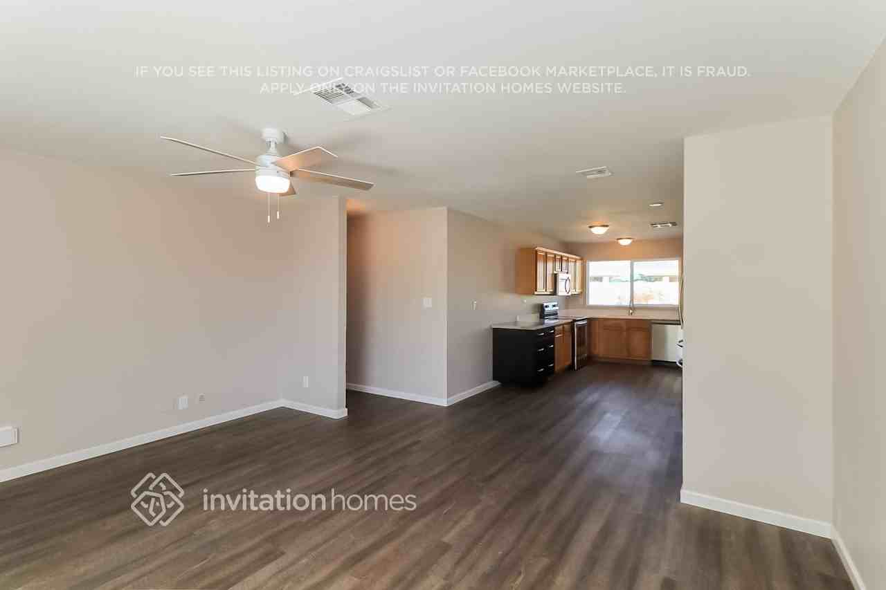 10907 N 72nd Ave - Photo 4 of 16