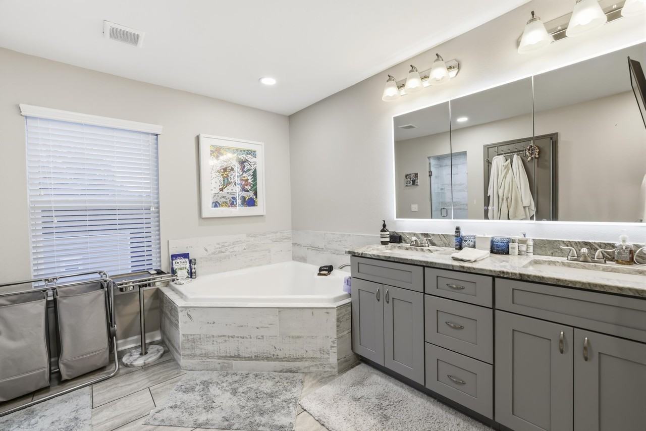 1241 N Bronough St - Photo 4 of 29