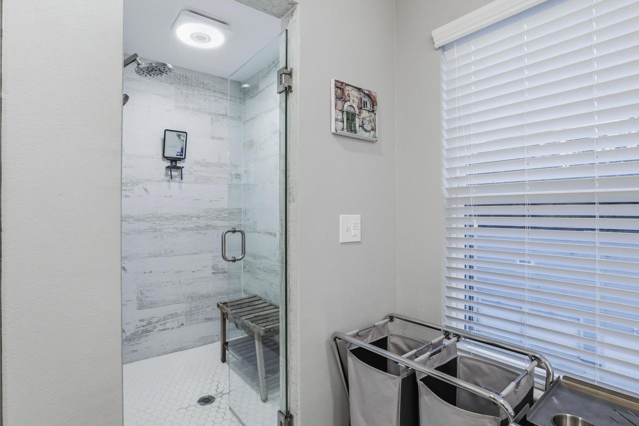 1241 N Bronough St - Photo 5 of 29