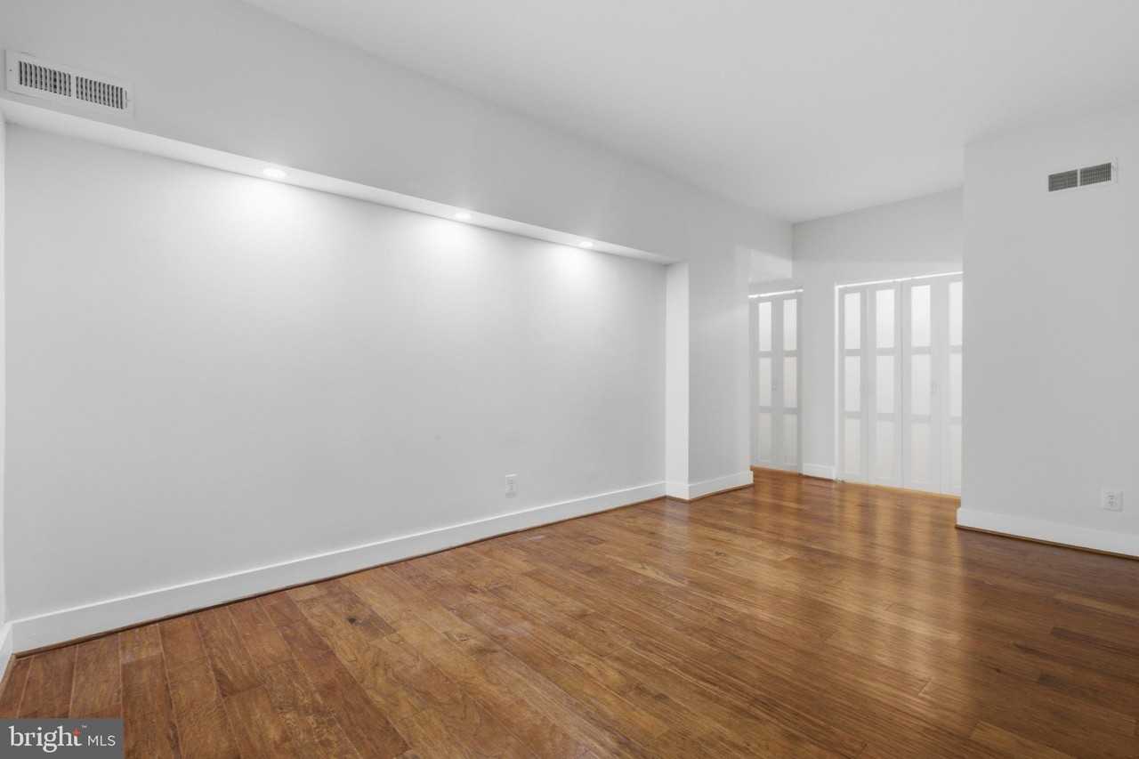 2127 California St Nw Apt 102 - Photo 7 of 14