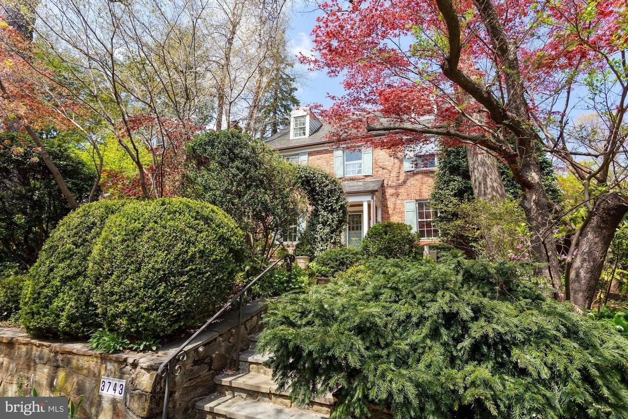 3743 Upton St Nw - Photo 4 of 35