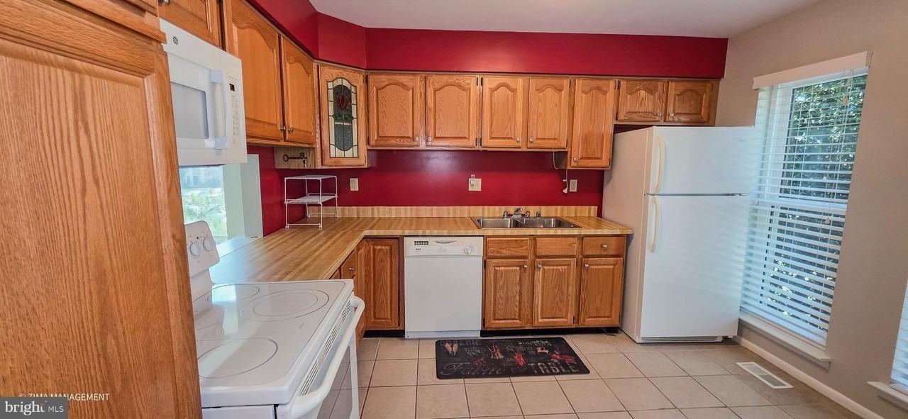 5677 Phelps Luck Dr - Photo 7 of 42