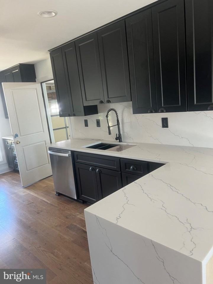 4400 Rendale Ct - Photo 5 of 47