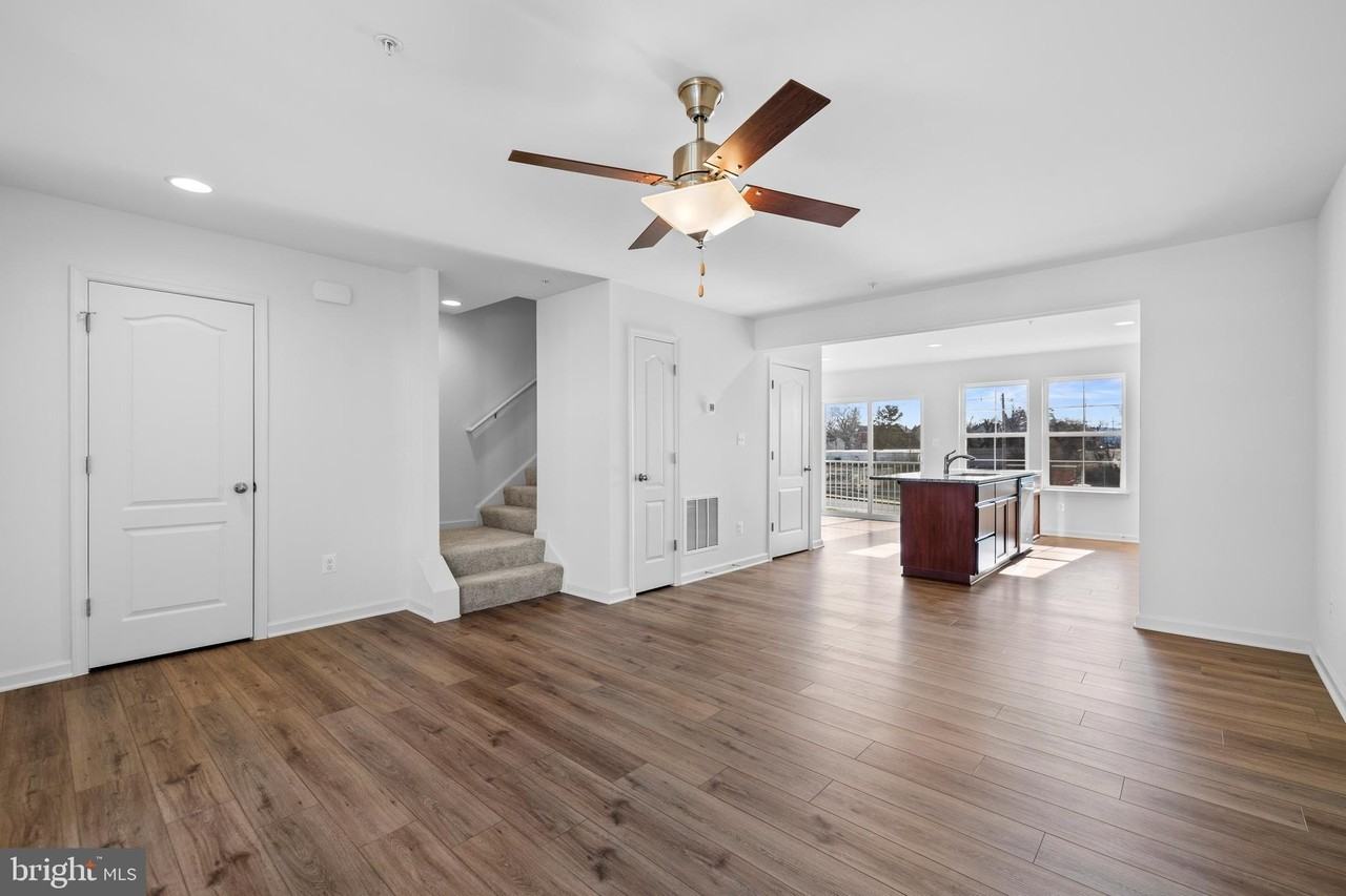 438 Peleton St - Photo 4 of 27