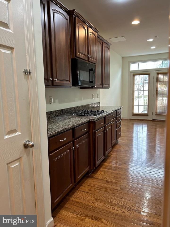 338 Village Way - Photo 5 of 37