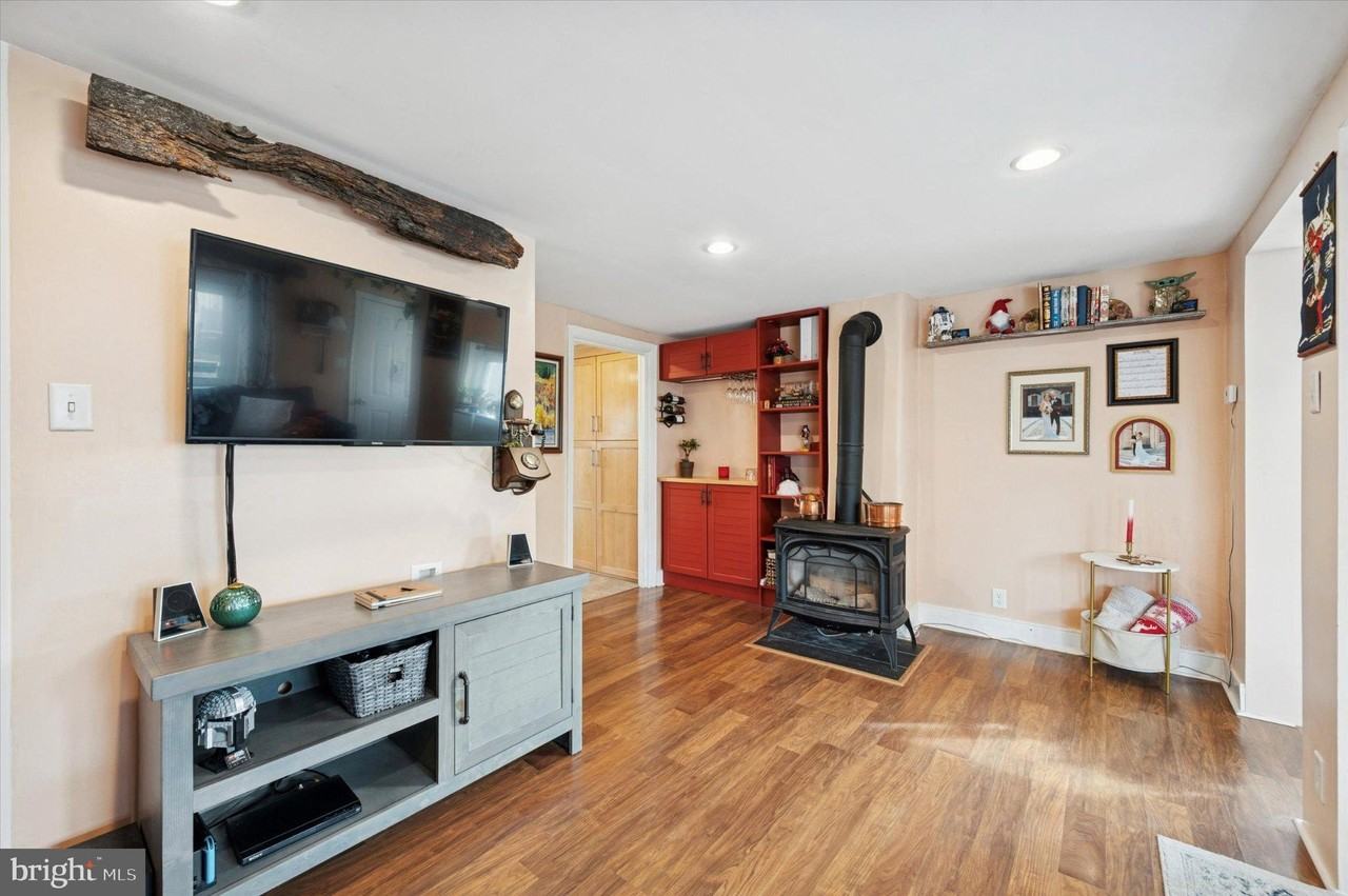 407 Emerald St - Photo 2 of 15