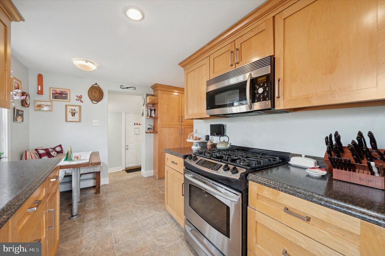 407 Emerald St - Photo 5 of 15