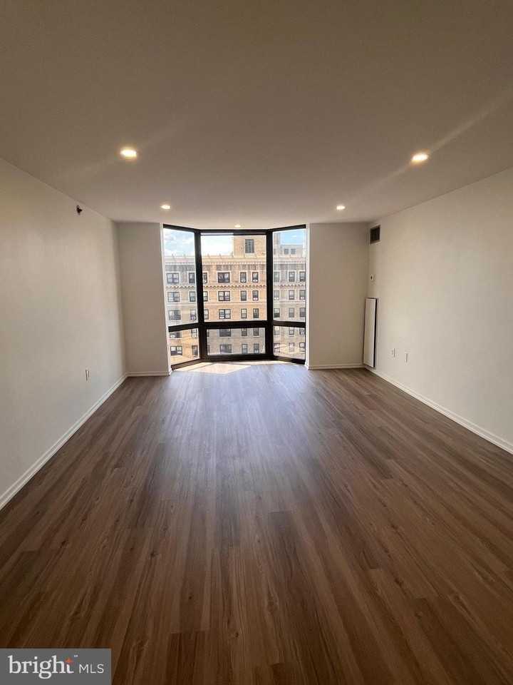 2018-2020 Walnut St Unit 18j - Photo 2 of 23