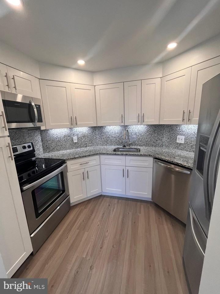 2018-2020 Walnut St Unit 18j - Photo 6 of 23