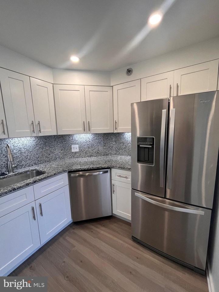 2018-2020 Walnut St Unit 18j - Photo 7 of 23