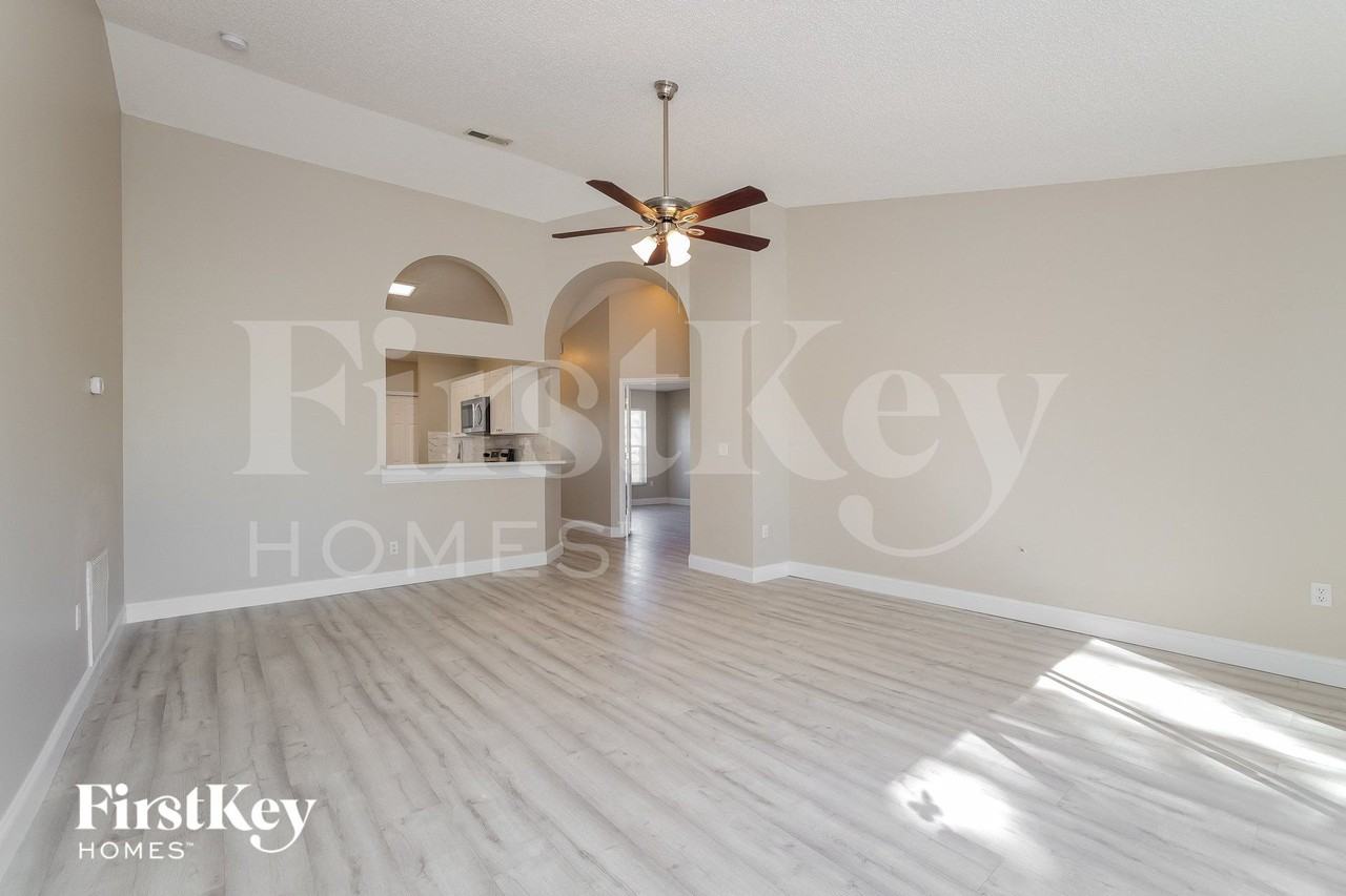 429 Hanging Moss Rd - Photo 4 of 15