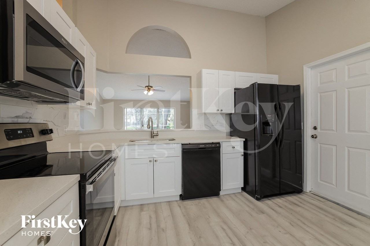 429 Hanging Moss Rd - Photo 5 of 15