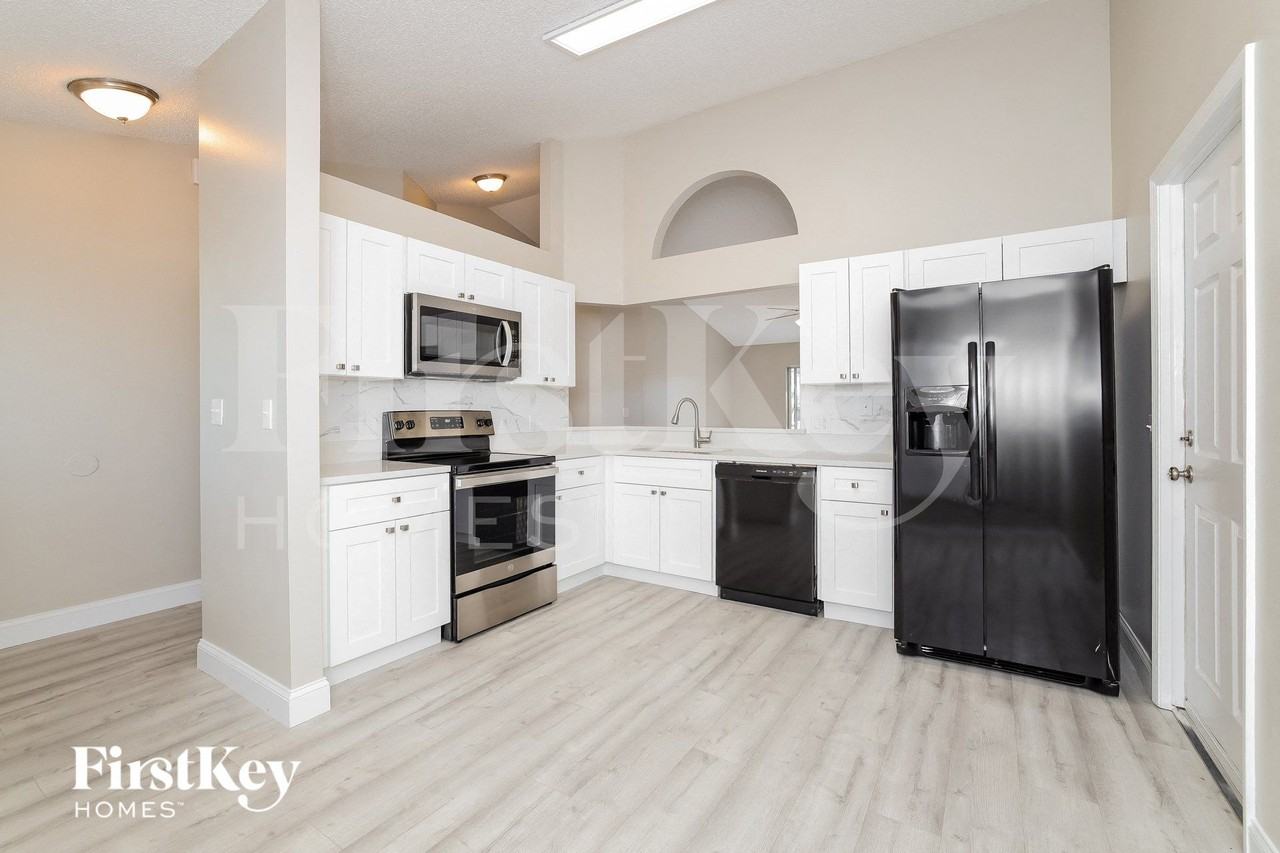 429 Hanging Moss Rd - Photo 6 of 15