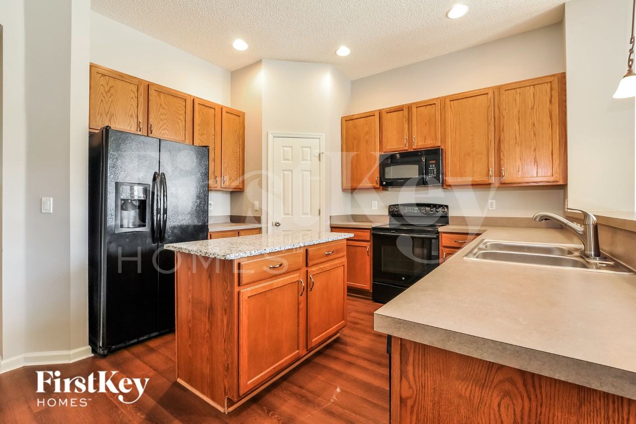 9176 Prosperity Lake Dr - Photo 6 of 16