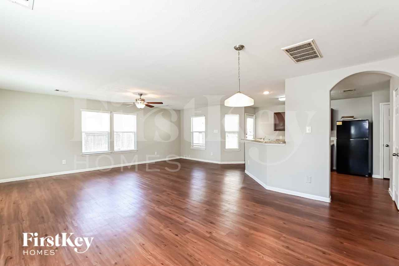 886 Sun Prairie Dr - Photo 4 of 16