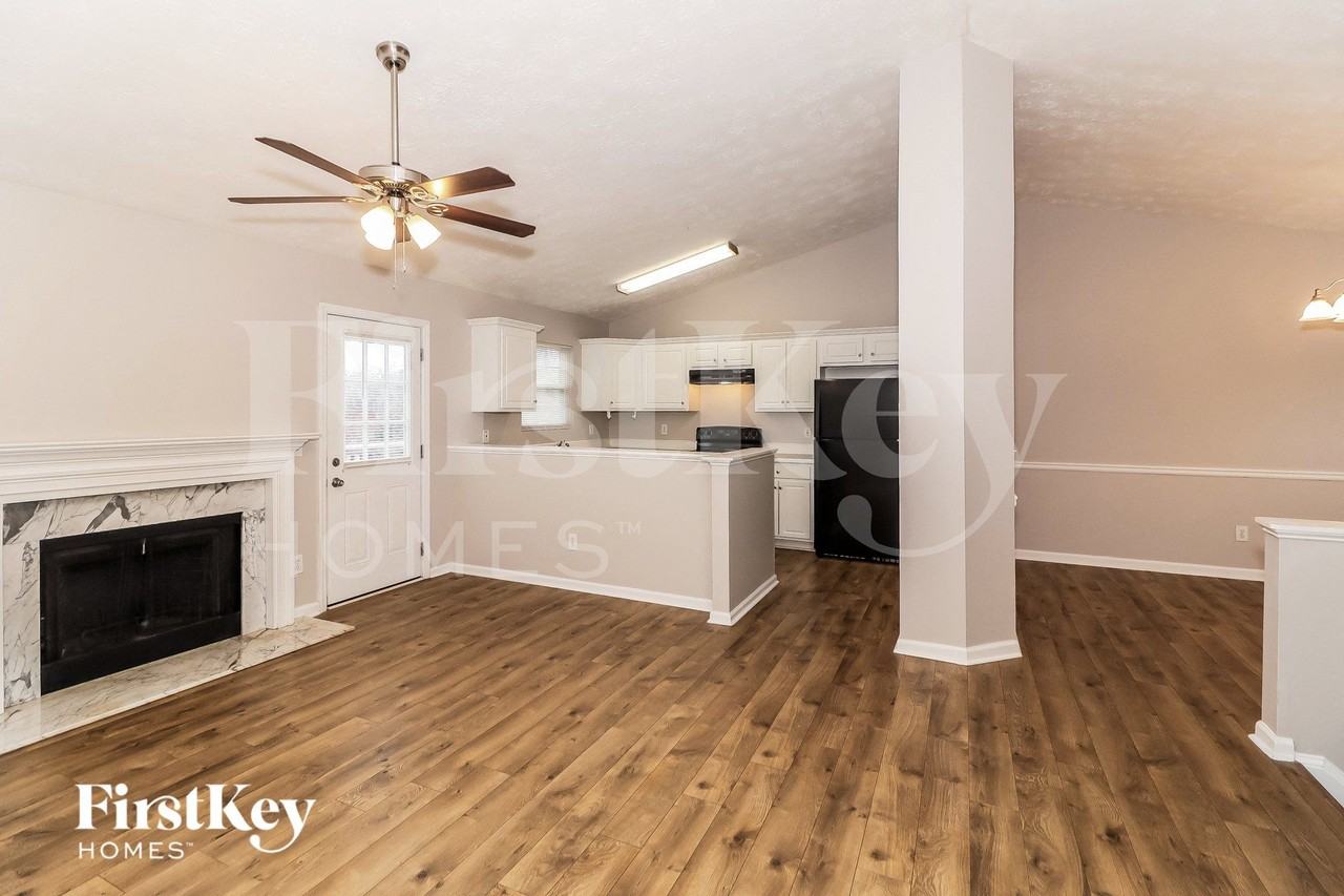 8630 Bayhill Dr - Photo 3 of 14