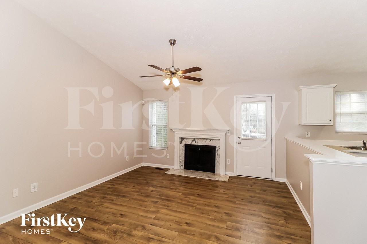 8630 Bayhill Dr - Photo 4 of 14