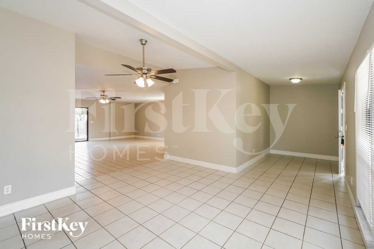 8020 N Ola Ave - Photo 2 of 19
