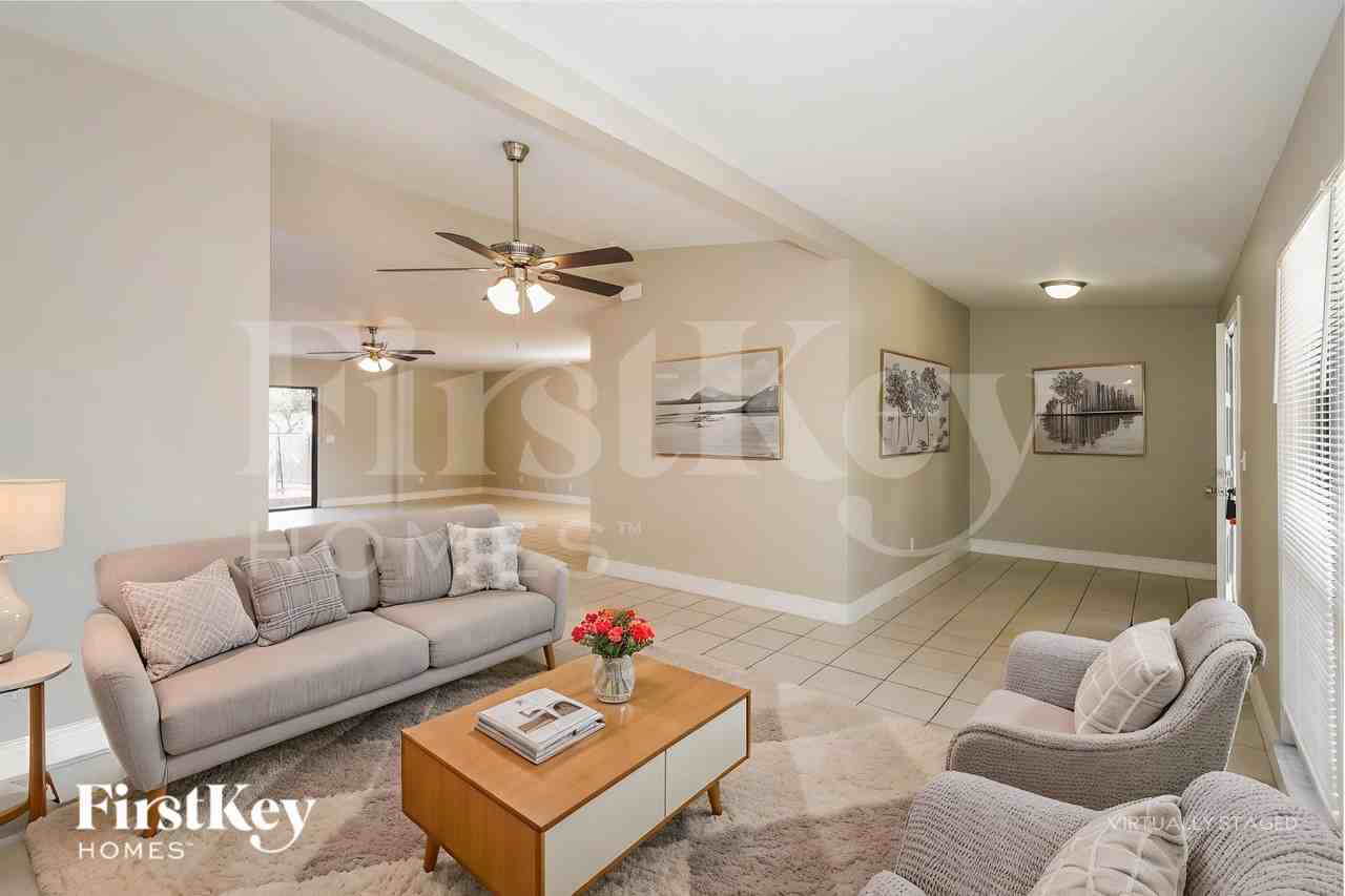 8020 N Ola Ave - Photo 3 of 19