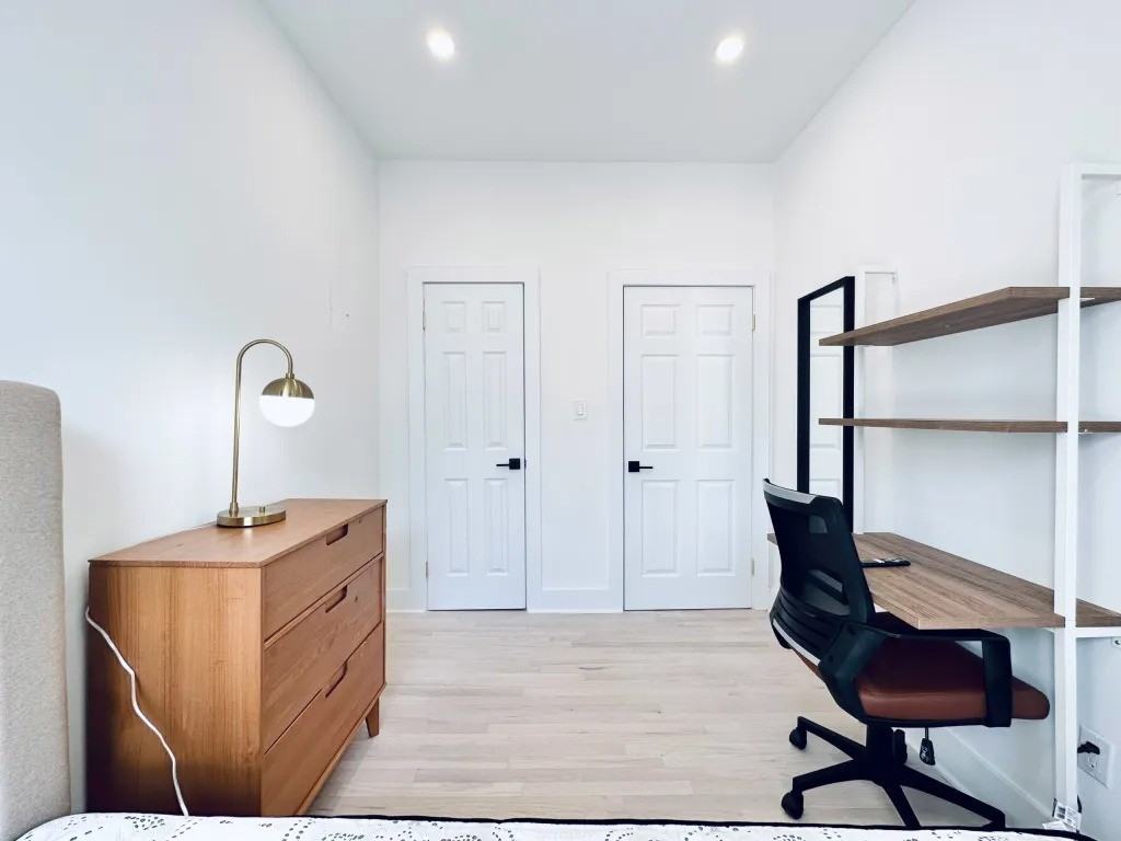 Private Bedroom in 5 Bedroom/2 Bathroom Home - Photo 3 of 14