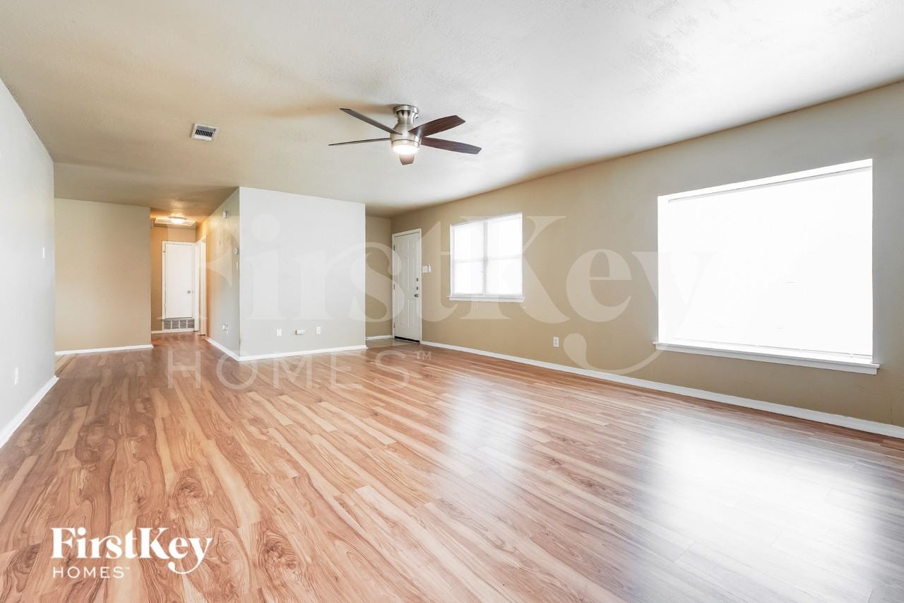 701 E Mission St - Photo 5 of 19