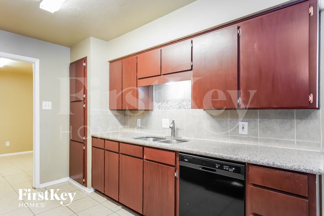 701 E Mission St - Photo 7 of 19