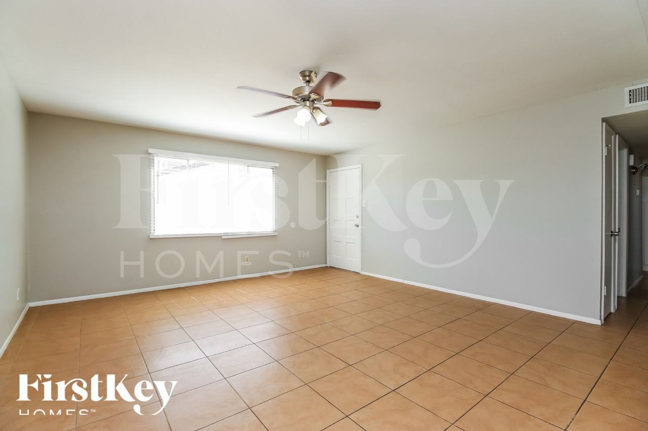 5213 S 47th Pl - Photo 3 of 16