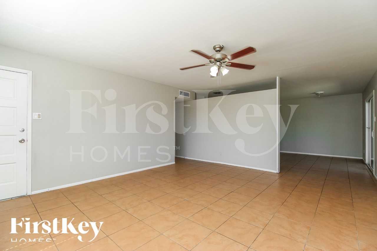 5213 S 47th Pl - Photo 4 of 16