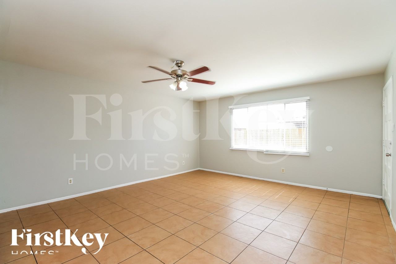 5213 S 47th Pl - Photo 5 of 16