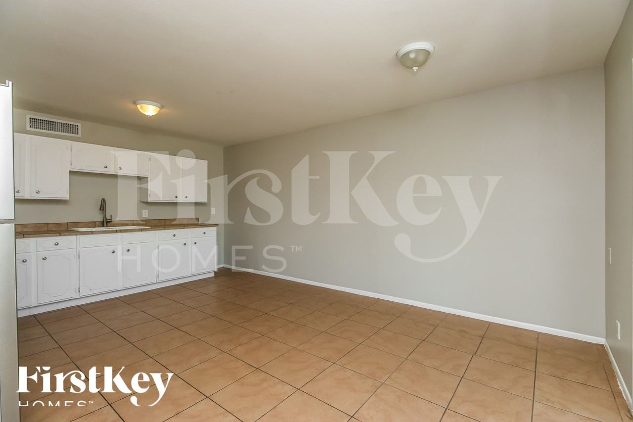 5213 S 47th Pl - Photo 6 of 16