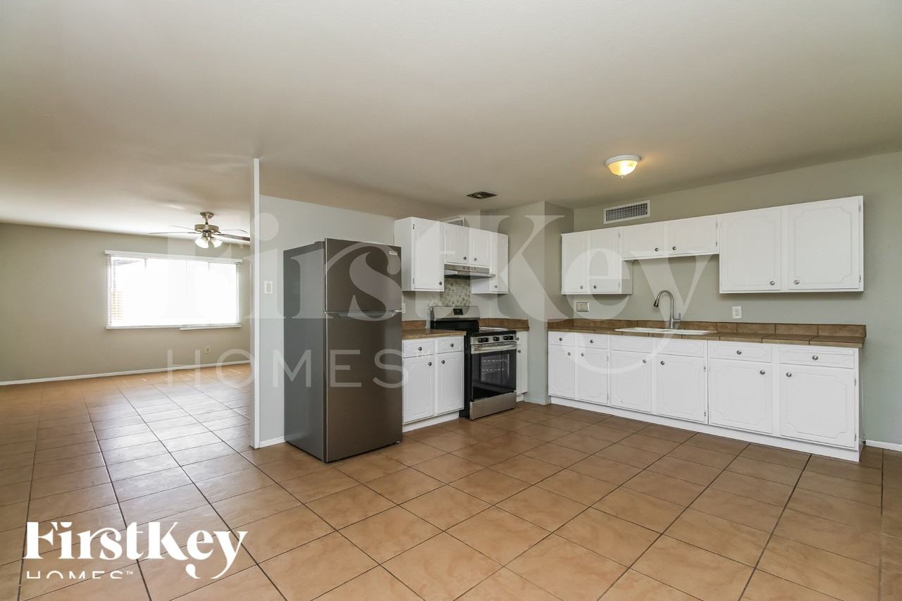 5213 S 47th Pl - Photo 7 of 16