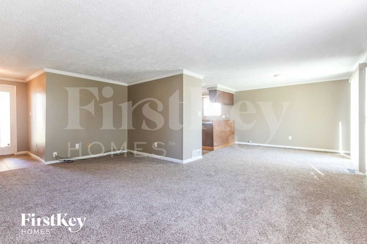 3735 Valley Lake Dr - Photo 3 of 14