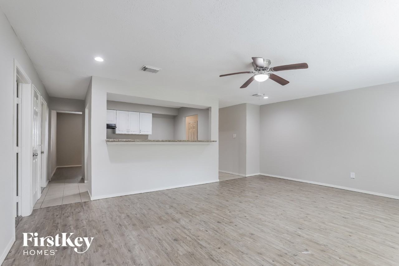 3607 Dawnwood Dr - Photo 4 of 15