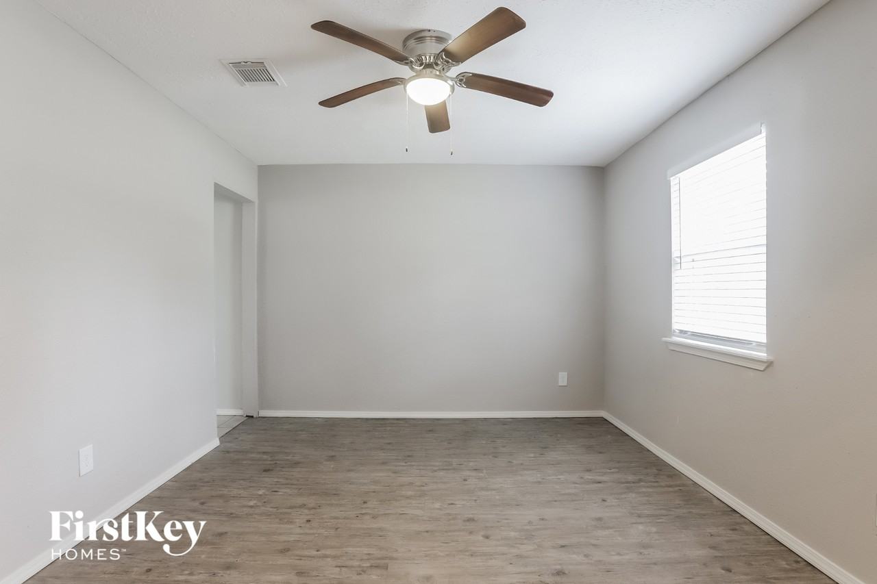 3607 Dawnwood Dr - Photo 5 of 15