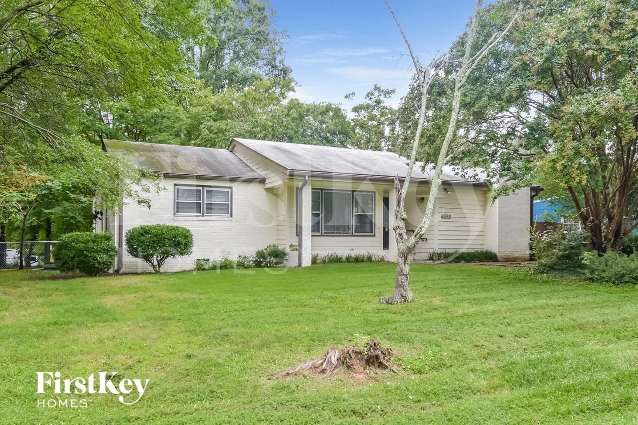 3303 Canterbury St - Photo 2 of 15