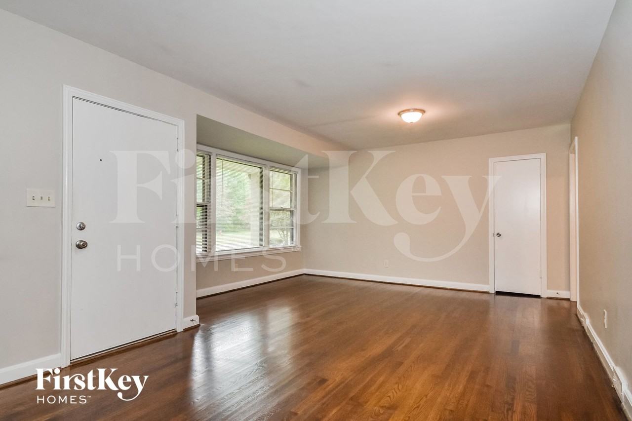 3303 Canterbury St - Photo 3 of 15