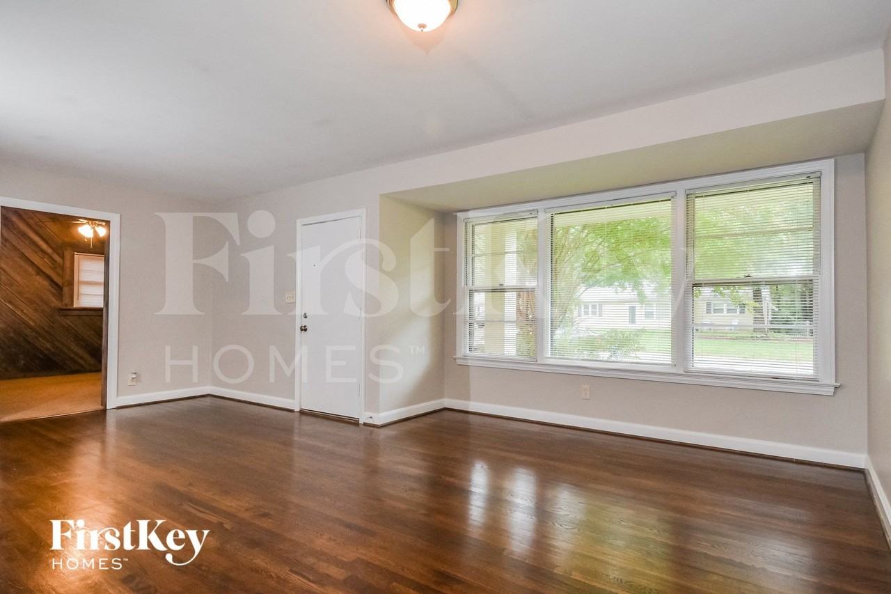 3303 Canterbury St - Photo 4 of 15