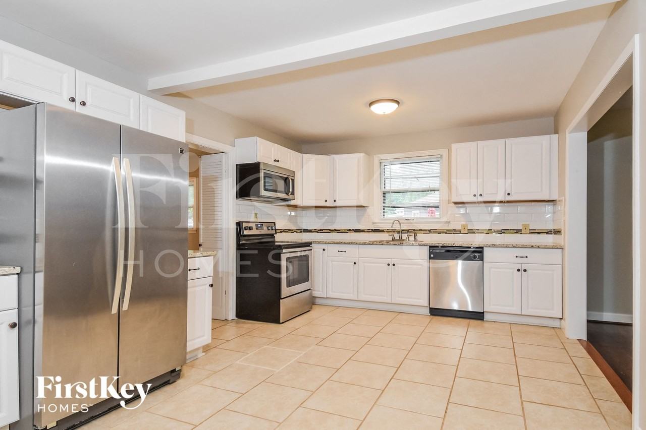 3303 Canterbury St - Photo 5 of 15