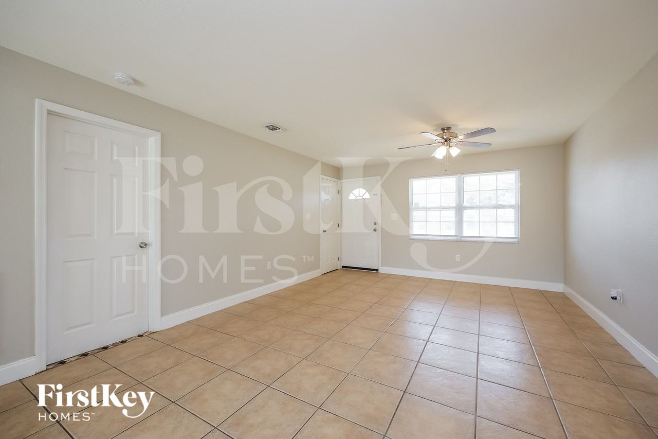 2326 Barcelona Ave - Photo 4 of 16