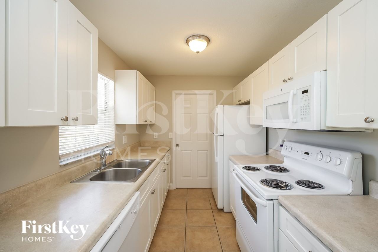 2326 Barcelona Ave - Photo 7 of 16